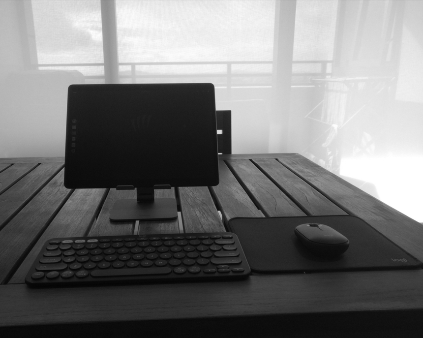 The StarLite Mark V with stand, keyboard, and mouse